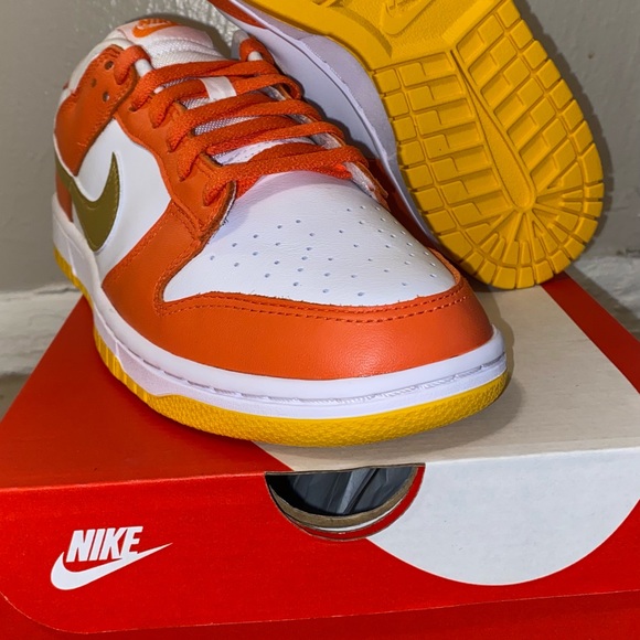 Nike dunk low university gold